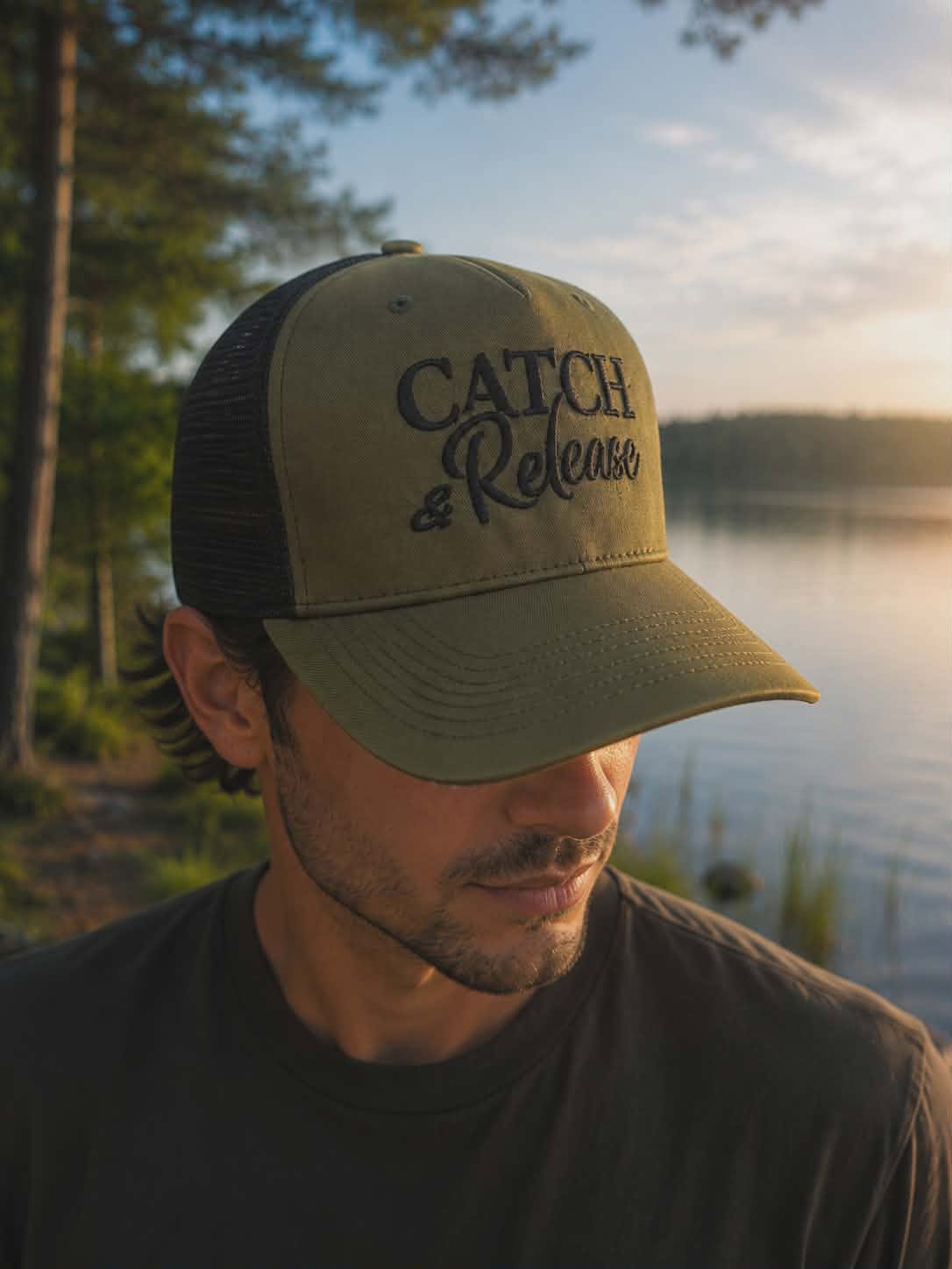 Czapka z daszkiem trucker z haftem z motywęm wędkarskim - Catch and Release